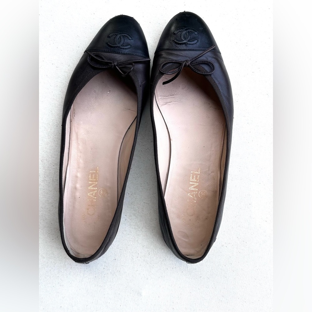 CHANEL Vintage Bow Cap-Toe Ballet Flats